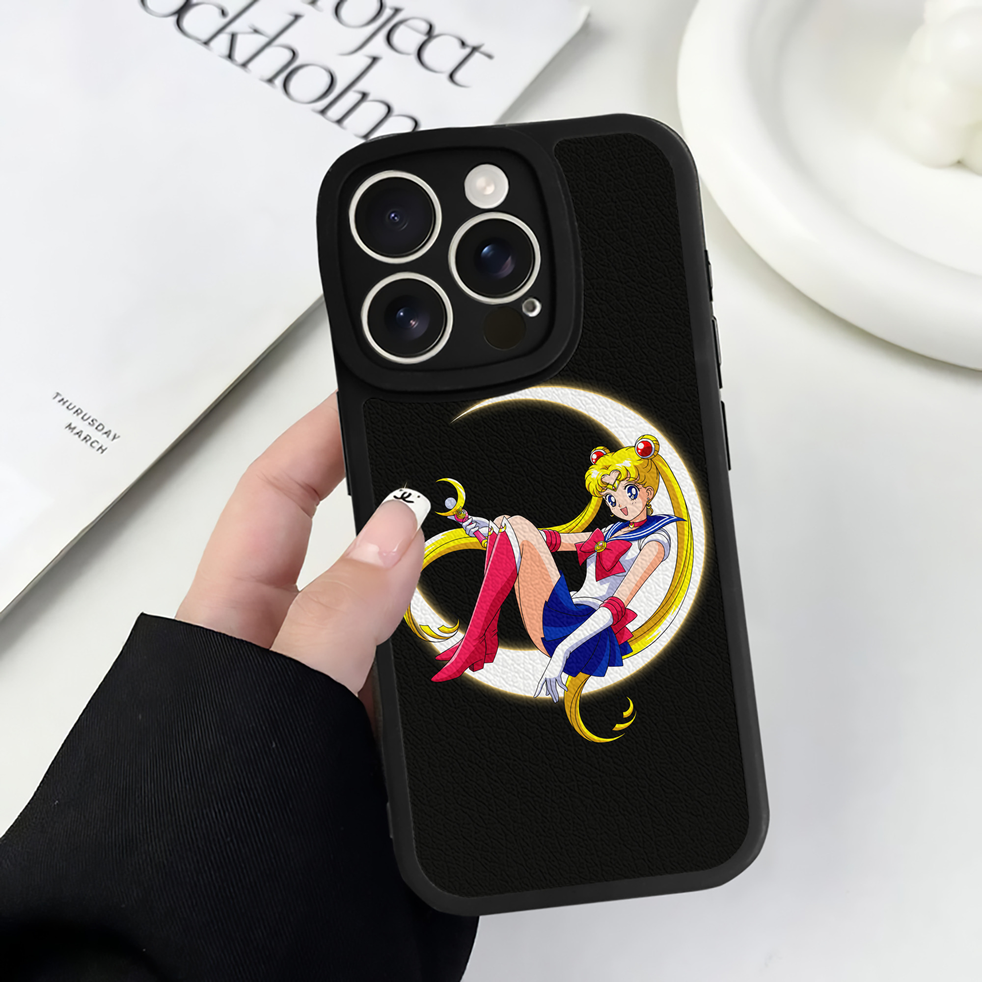 （画像用） 美少女戦士セーラームーン 月野 うさぎ つきの うさぎ Sailor Moon Tsukino Usagi 【iPhone 16シリーズ対応】シリコンスマホケース（レザー調） 材質：シリコン